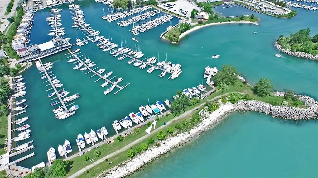 Basement Apartment In Luxury Beach House Toronto