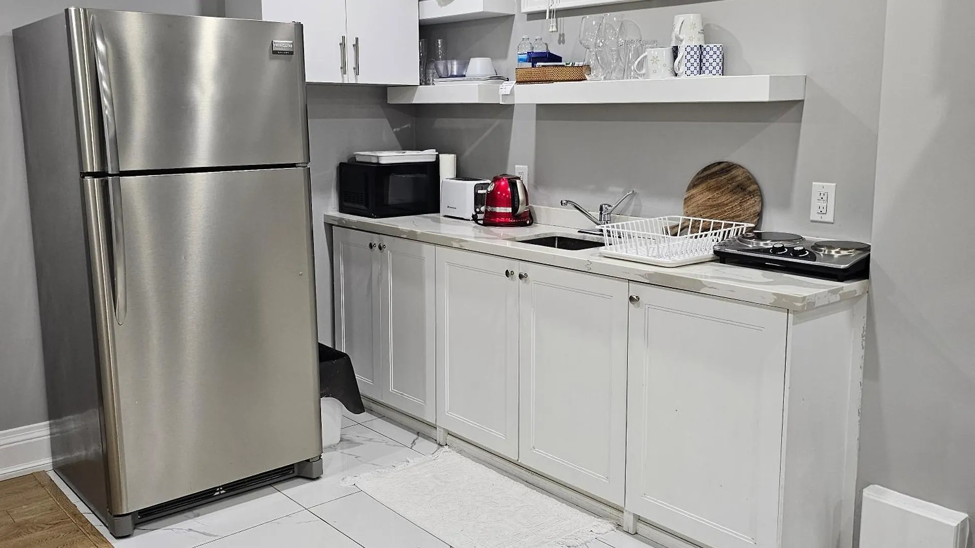 Basement Apartment In Luxury Beach House Toronto 0*,